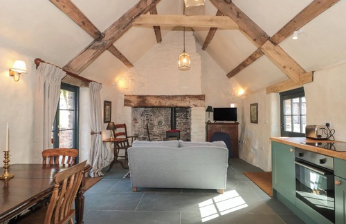 Llanvair Kilgeddin Cabaña | PENTWYN FARM, pet friendly, character holiday cottage in Abergavenny