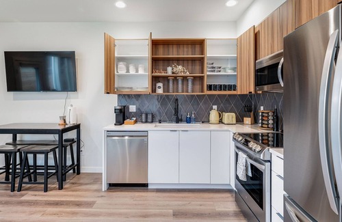 West Woodland Casa | Perch - Market St Haven: Walk to Heart of Ballard! Modern & Pet Friendly