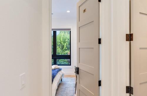 West Bellevue Casa | Perch - Private Room in Shared Home: Bellevue Splendor Elm Room