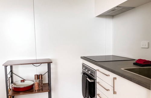 Hokitika Apartamento | Perched on a peaceful ridge above the Tasman Sea, Sola Ridge offers a modern yet cozy retreat with breathtaking views.