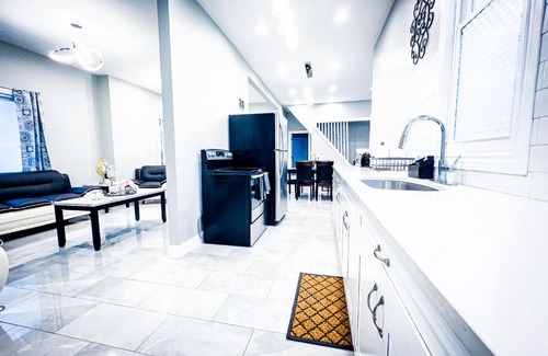 Downtown Niagara Falls Casa | Perfect 6BR Stay Near Niagara Falls & Attractions