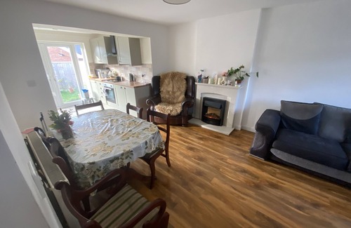 Openshaw Casa | Perfect Bungalow House with 3 bedrooms and 2 bath & Good Links to City Centre !