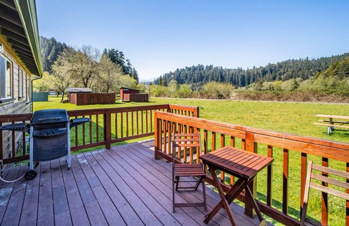 Orick Cabina | Perfect cabin near the beach & state parks with deck, gas grill, & two spaces