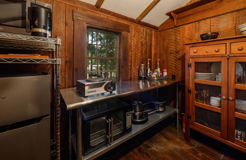 Claxton Cabina | Perfect Couple's or Solo Getaway: 1840s Log Cabin