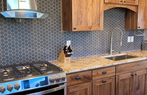 Emigrant Casa | Perfect-Family Gatherings, Wedding Groups, 5 Private Suites, HotTub, Yellowstone