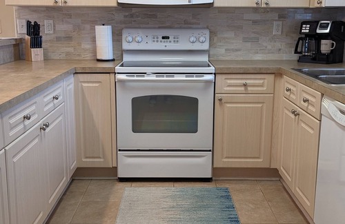 Central Myrtle Beach Condominio | PERFECT for couples/families/golfers. Great Rate for Fall Golfers!