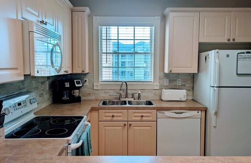 Central Myrtle Beach Condominio | PERFECT for couples/families/golfers. Great Rate for Fall Golfers!