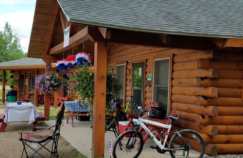 Mountain Cabina | Perfect for Families & Friends, Pet Friendly, Horse Theme, Log Cabin, Fireplace