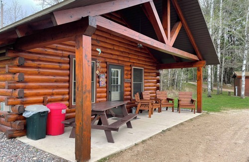 Mountain Cabina | Perfect for Families & Friends, Pet Friendly, Horse Theme, Log Cabin, Fireplace