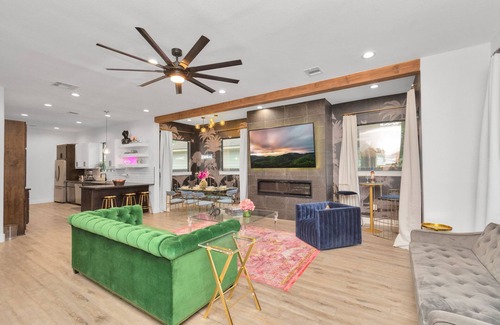 OST - South Union Casa | Perfect for Large Groups! Hot Tub/Gazebo/Grill/Karaoke Machine/82 in. TV & More!
