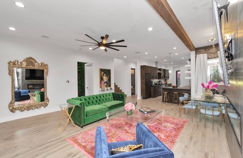 OST - South Union Casa | Perfect for Large Groups! Hot Tub/Gazebo/Grill/Karaoke Machine/82 in. TV & More!