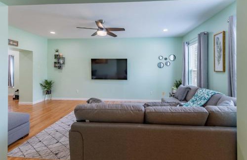 Central West End Casa | Perfect Getaway at CWE- Entire Home with Free Parking Near Fox, Universities and More!
