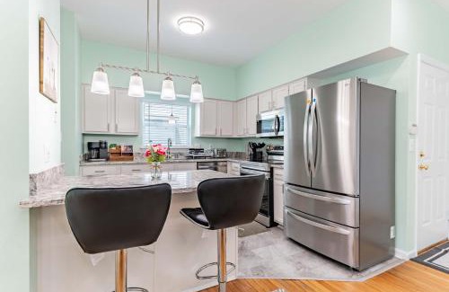 Central West End Casa | Perfect Getaway at CWE- Entire Home with Free Parking Near Fox, Universities and More!