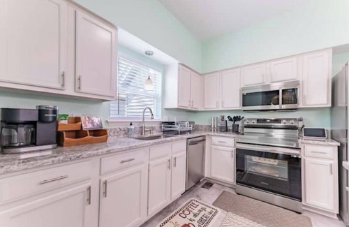 Central West End Casa | Perfect Getaway @ CWE- Entire Home + Free Parking Near Fox, Universities & More!