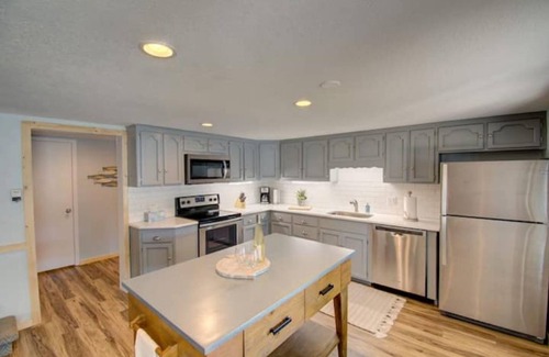 Climax Springs Casa | Perfect getaway! Quiet cove, large dock, great fishing, boat ramp on property.