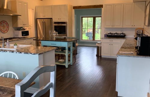 Elmira Otro | Hermosa casa de campo de concepto abierto con enormes restaurantes con capacidad para 18 personas y sala de estar