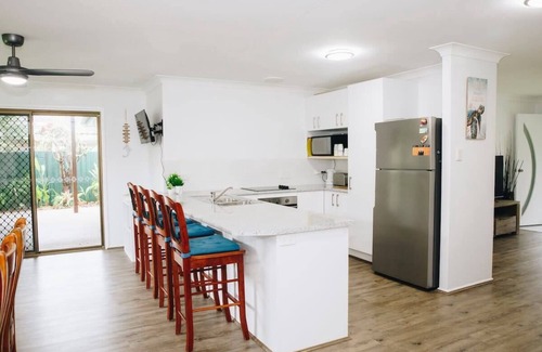 Warana Casa | Perfect Location 4Brm Home Warana - 200m to Beach!