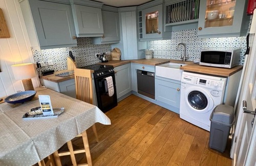 New Quay Casa | Perfect romantic retreat centrally located with sea views