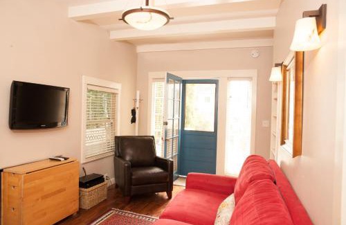 Lower State Apartamento | Perfect West Beach Location! Chapala Gardens Two-Level 1BR- Unit 3