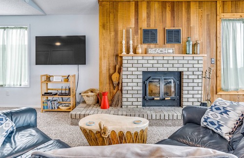Ferndale Casa | Perfectly Peaceful Waterfront Escape w/ Free WiFi, Fireplace, & Furnished Deck