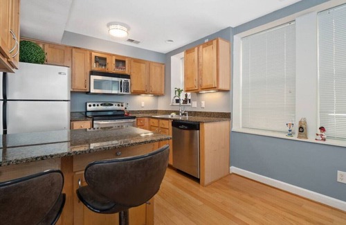 DeBaliviere Place Condominio | Pershing · Forest Park Condo- Gated Parking, Walk to CWE
