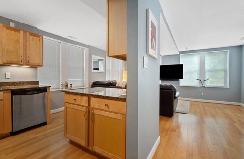 DeBaliviere Place Condominio | Pershing · Forest Park Condo- Gated Parking, Walk to CWE