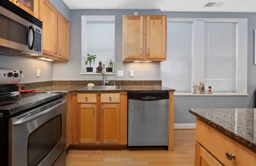 DeBaliviere Place Condominio | Pershing · Forest Park Condo- Gated Parking, Walk to CWE