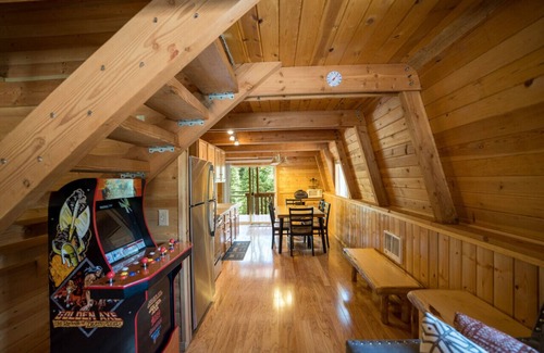 Meadow View Heights Cabina | Pet & Family Friendly Rustic Relaxation Near Parks