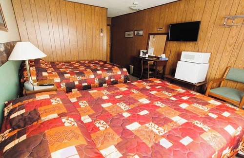 International Falls Hotel | Pet-Friendly Spot Close to Canoeing Destinations on Rainy River