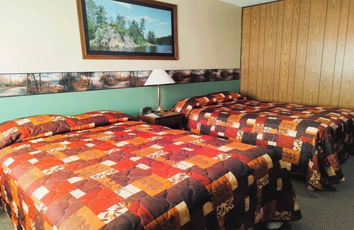 International Falls Hotel | Pet-Friendly Spot Close to Canoeing Destinations on Rainy River - Free Breakfast