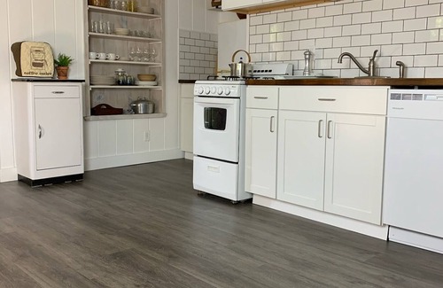 Kingston Apartamento | Pet Friendly 1 BR Apartment in Uptown Kingston + Huge Backyard & Full Kitchen