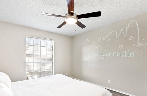 Dawson Apartamento | Pet Friendly 1B | Love You, Austin | King Bed