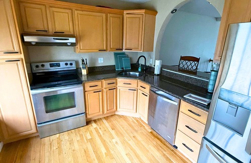 Newington Condominio | Pet Friendly 2-bdrm condo conveniently located in Newington easy highway access