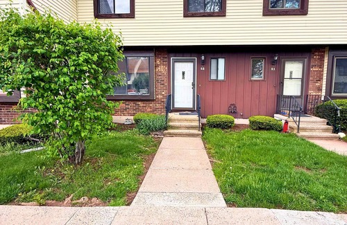 Newington Condominio | Pet Friendly 2-bdrm condo conveniently located in Newington easy highway access