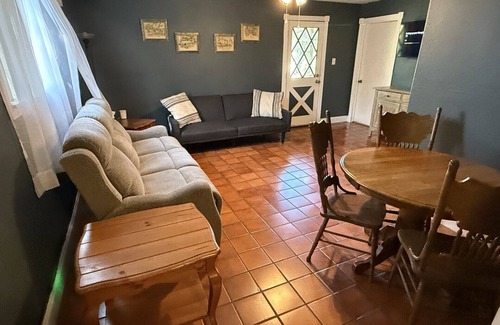 Shearer Hills - Ridgeview Casa | Pet Friendly 2-bedroom house in Central San Antonio