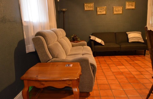 Shearer Hills - Ridgeview Casa | Pet Friendly 2-bedroom house in Central San Antonio