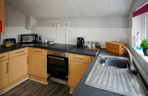 Flintshire Casa | Pet Friendly 3 Bed Detached Mold, ideal for contractors. Sleeps 5