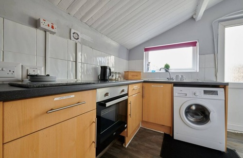 Flintshire Casa | Pet Friendly 3 Bed Detached Mold, ideal for contractors. Sleeps 5
