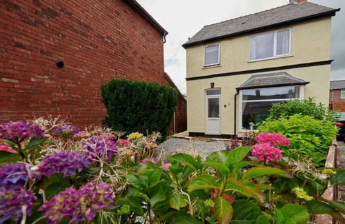 Flintshire Casa | Pet Friendly 3 Bed Detached Mold, ideal for contractors. Sleeps 5