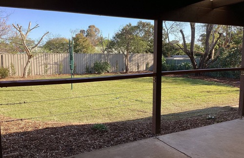Dubbo Casa | Pet friendly, 3 bedroom home, close to shops, attractions & medical specialists.