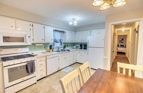 Decatur Casa | Pet-Friendly 5BR Lakeview Home~~Sleeps 14~~3,300 Sq. Ft.