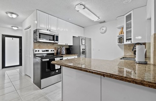 Tropic Palms Apartamento | Pet Friendly 8 Min to Atlantic Ave w/ Heated Salt Pool