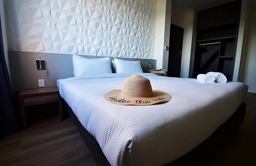 Maho Hotel | Pet-friendly Accommodation w/ FREE Parking! Near Princess Juliana Airport!