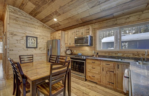 Eagle River Cabaña | Casa de campo de lujo durante todo el año. ¡Motos de nieve directamente a los senderos desde aquí!