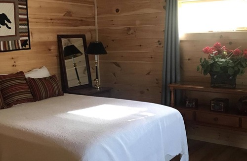 Tryon Cabina | Pet Friendly! Beautiful cabin close to wineries