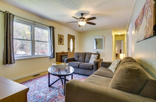 Ridgecrest Casa | Pet-Friendly Black Mountain Vacation Home with Deck