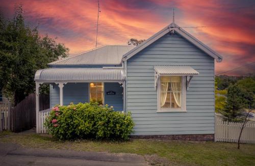 Mount Victoria Casa | Pet-Friendly Blue Mountains Cottage with Indoor Fireplace