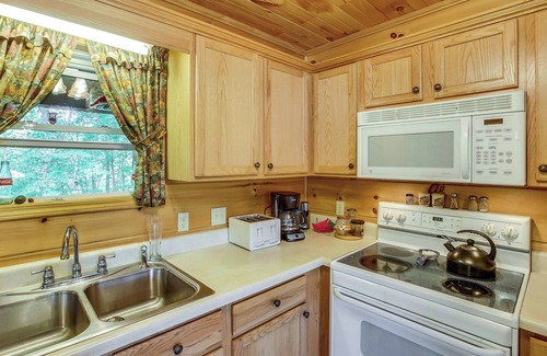 Byrdstown Cabina | Pet-Friendly Byrdstown Cabin w/ Fire Pit & Porch!