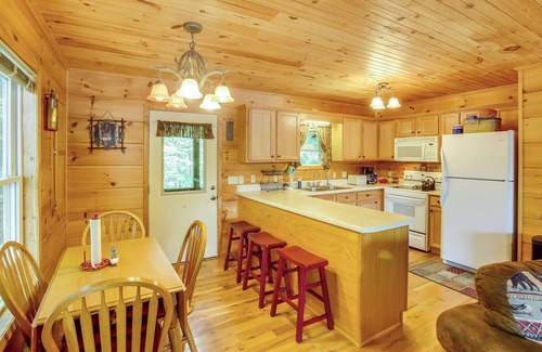 Byrdstown Cabina | Pet-Friendly Byrdstown Cabin w/ Fire Pit & Porch!