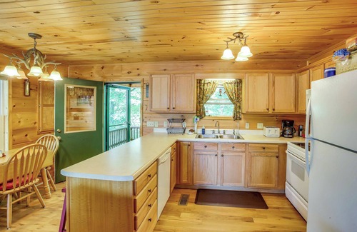 Byrdstown Cabina | Pet-Friendly Byrdstown Cabin w/ Fire Pit & Porch!
